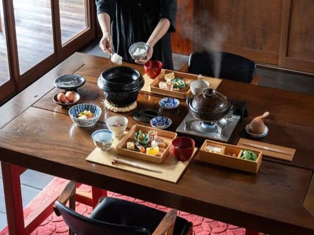 《料理・ドリンクの提供》
お食事処はダイニング・個室・特別室などがあります！