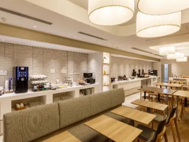職場のホール部分です。
厨房はコンパクトなつくりとなります。