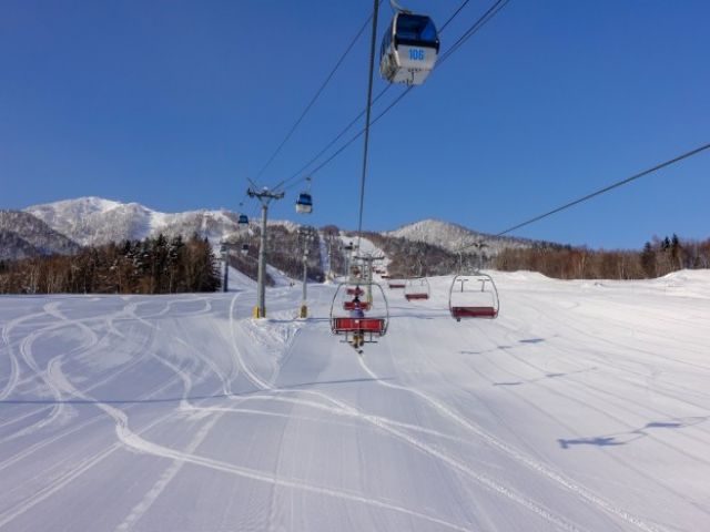 すぐ近くにスキー場があります(^^)/