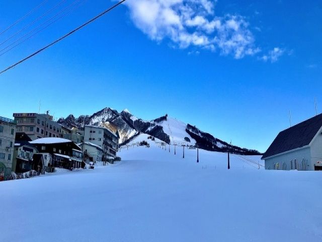 ゲレンデからは壮大な絶景が広がる谷川連峰が目の前に！
日本屈指のワイドバーンが特徴です！！