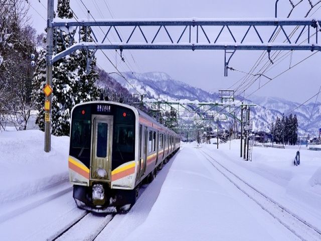 ＼越後湯沢駅からはローカル線の「上越線」が走っています／
白銀を滑走する景色は圧巻です！！