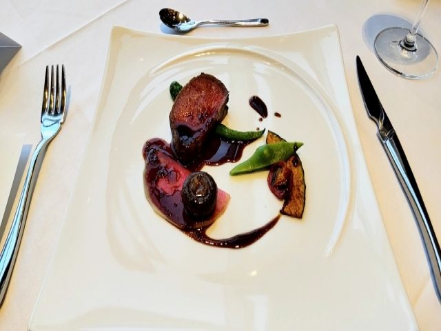 結婚式会場の料理の盛り付けをします！