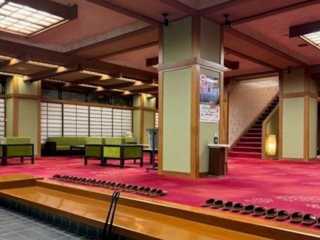 1年中多くの観光客で賑わっている「湯畑」近くの日本旅館です