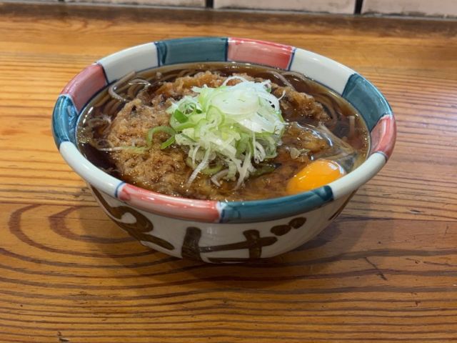 こちらの募集の担当が大好きなお蕎麦です。長野駅内の在来線改札を出たところにありますよ～