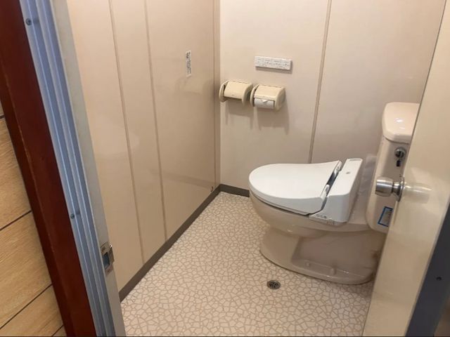 お部屋内にトイレもあります。