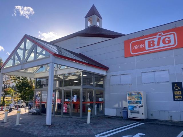 周辺はコンビニやカフェなど近くにある便利なエリア。
スーパーや薬局は白馬駅周辺にあります。