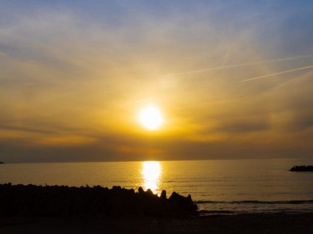 《日本海の夕焼け》
日本海に広がる夕焼けはとても絶景です！