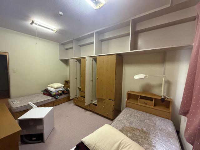 こちらは個室で、部屋内にトイレつきです！有料500円いただいております。