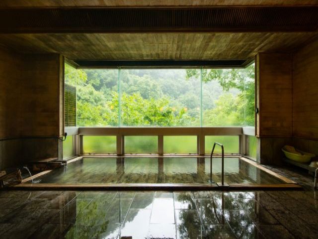 《温泉好きにはたまらない！》
お仕事後に100％源泉かけ流し温泉で疲れを癒してください♪