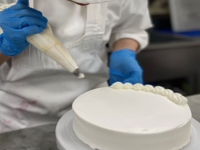 ホテルでのパティシエのお仕事です！