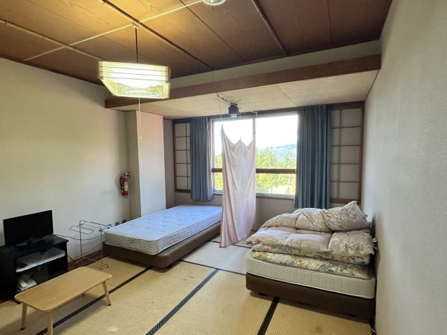 【寮写真】
広めのお部屋です。友人同士は同部屋になります！
温泉も入浴可能！