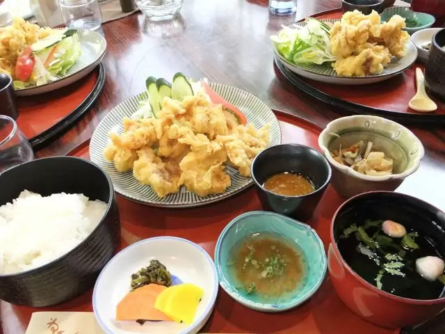 一口大の鶏肉をてんぷらの衣で揚げて、好みのたれで食べる。