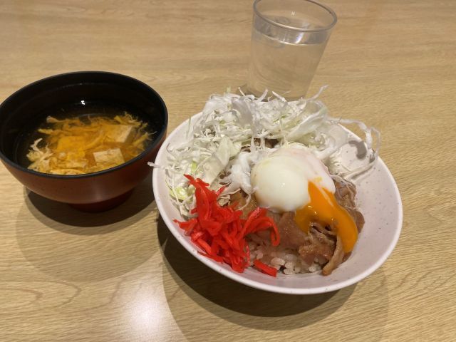 食事は従業員食堂を利用します！
＼日替わりメニューがきっと楽しみになります／