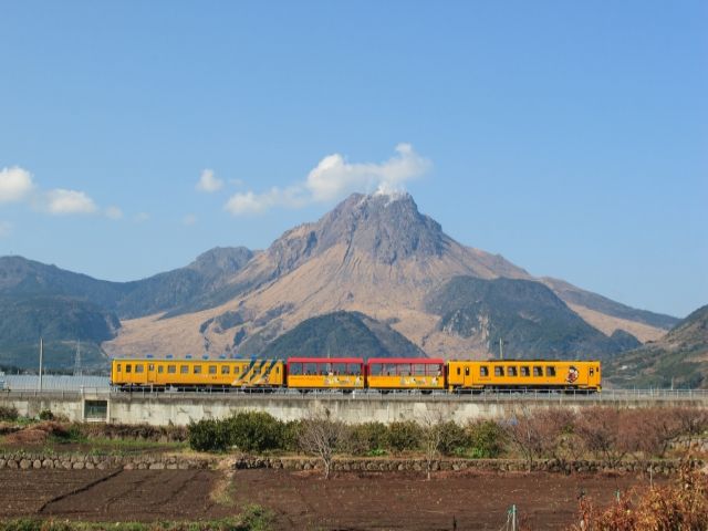 雲仙普賢岳に映える、島原鉄道。