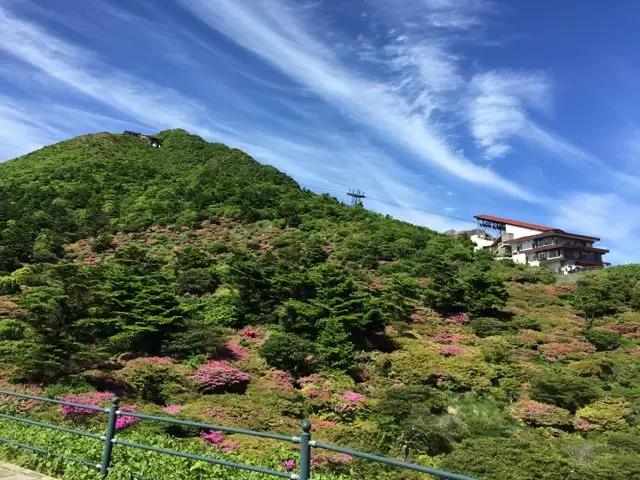 ロープーウェイは外せない。展望台からの眺めは壮大。晴れた日は熊本の阿蘇山も見えますよ。