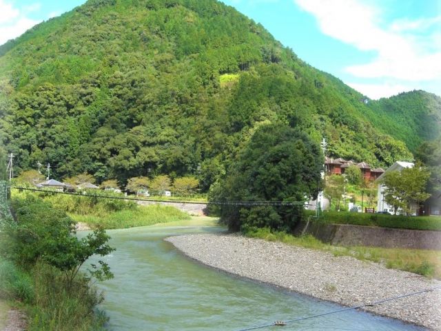 ホテルの目の前はとっても綺麗な川が流れております！