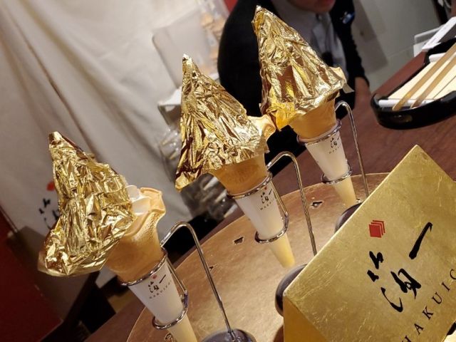 金箔アイスは、見た目は豪華！味も豪華！見て食べて楽しめる人気スイーツです。