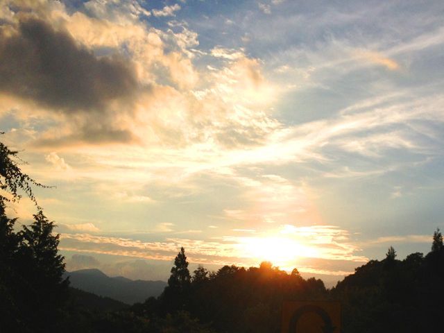 澄み渡った空気で夕日や夜空がとってもキレイ。