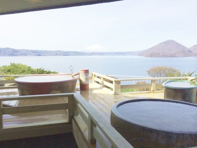 最上階の露店風呂からは湖が見渡せ、まるで空中にいるような気分に…