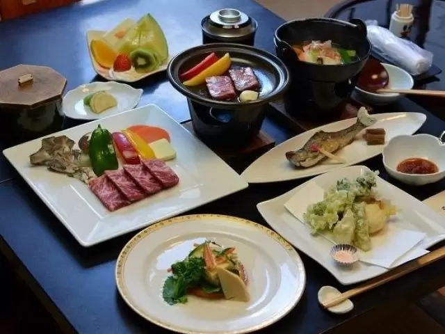 和食と洋食をあわせた「手づくり和洋会席料理」をご提供いただきます。