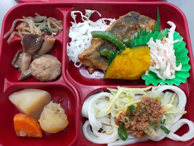 とある昼のお弁当です！しっかり食べて栄養を蓄えてくださいね☆