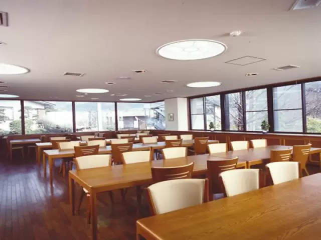 お食事の配膳や客室の備品用意等を行っていただきます。