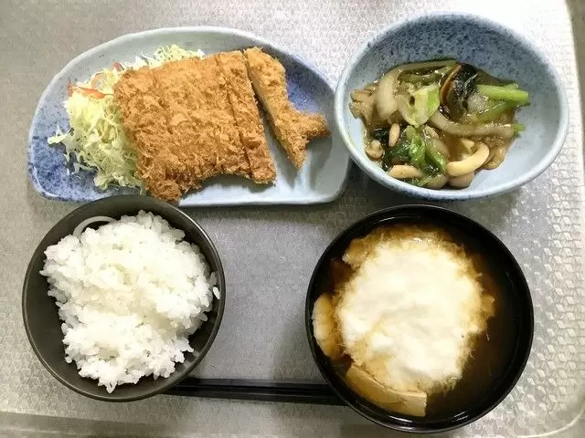 「美味しい！」と評判の賄いがいただけます♪もちろん3食休日付き♪