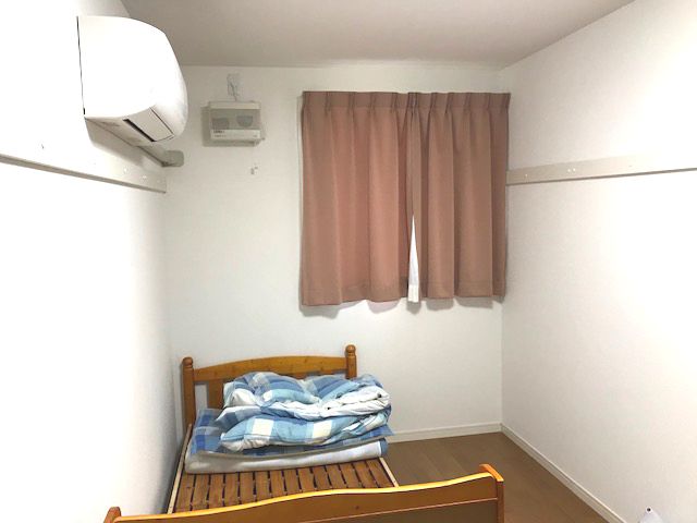 女子寮は新築！１階は個室、２階は相部屋です。