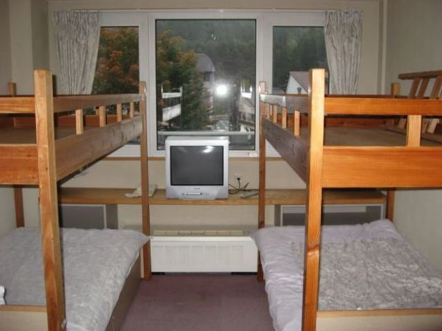 寮は2名部屋、4名部屋有ります。