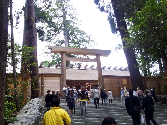 伊勢神宮、正式名称は「神宮」で皇室の御祖先にあたり日本人の総氏神とも言われています。