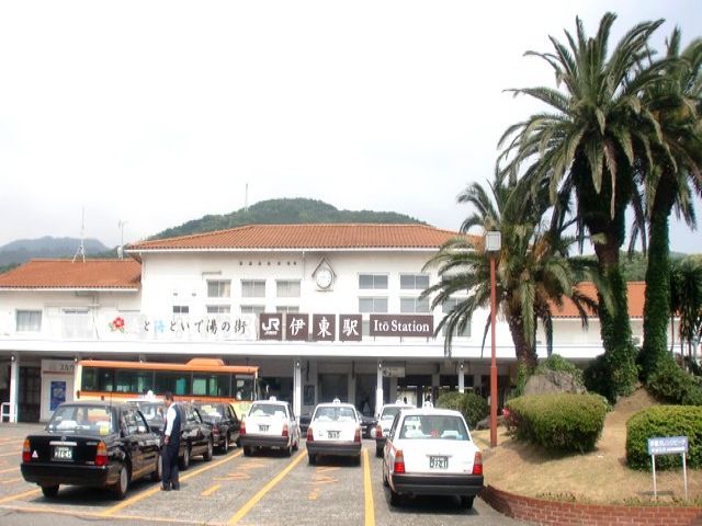 伊東駅。駅は小さいですが周辺のは商店街等もあり、かなり便利です！
