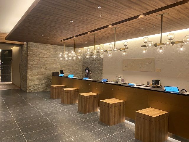 お客様をフロントにてお荷物を預かり、お部屋真で運ぶ対応や、客室へのご案内等を行います。