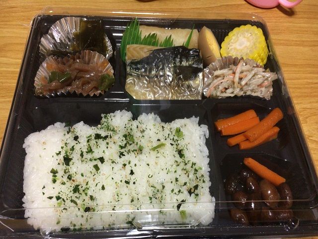 ご飯は2食お弁当が付きます♪勤務時間は通し勤務にて生活リズムが整っています。