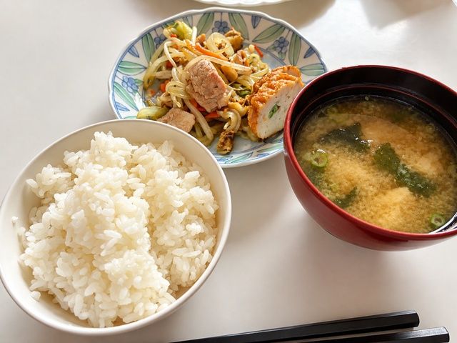 まかないは80歳超のお母さんが作ってくれます！寮費食費無料なので生活費もかからない！
