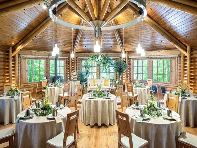 クラブハウス内レストランでの接客業務です。