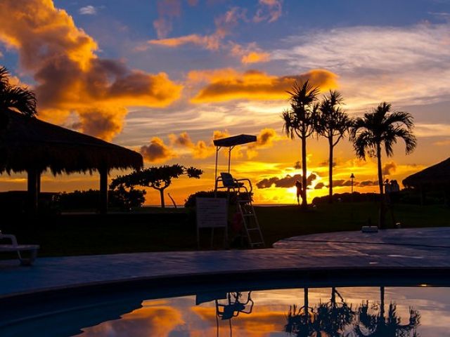 ホテルの目の前には美しいビーチがあります♪ ロマンチックな夕日を眺めることもできますよ♪