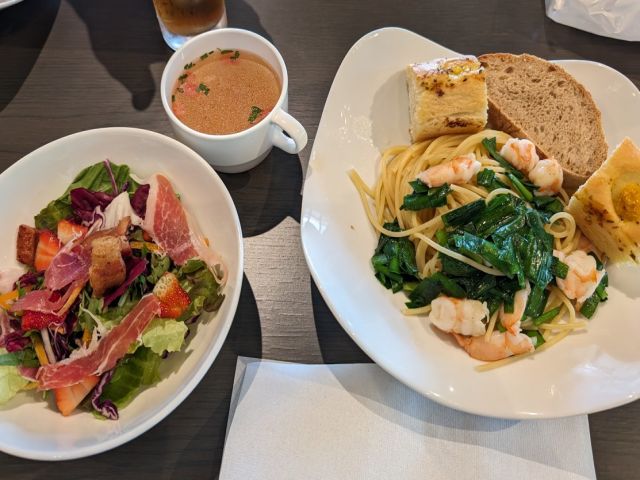 美味しい賄付きです！！正社員の皆さんと一緒に食事をとります！