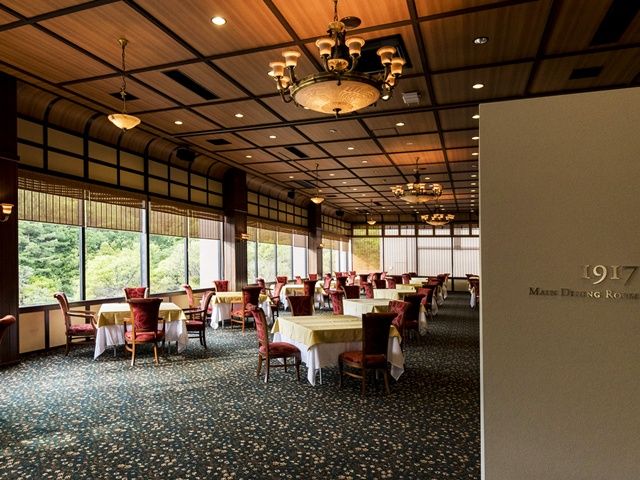 クラシカルなメインダイニングルーム。コース料理のご提供を行っています。