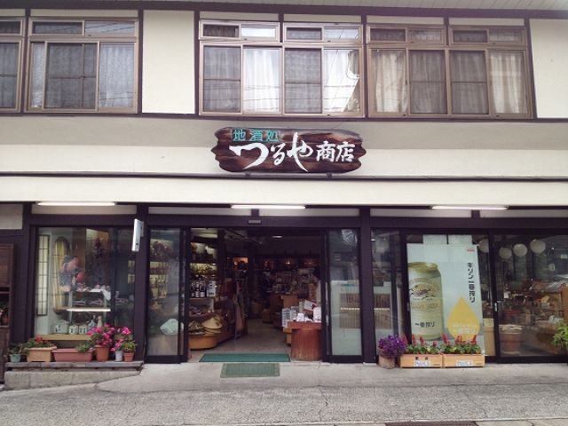 コンビニまでは1時間かかりますが、温泉街内には飲食店・売店・郵便局があります♪