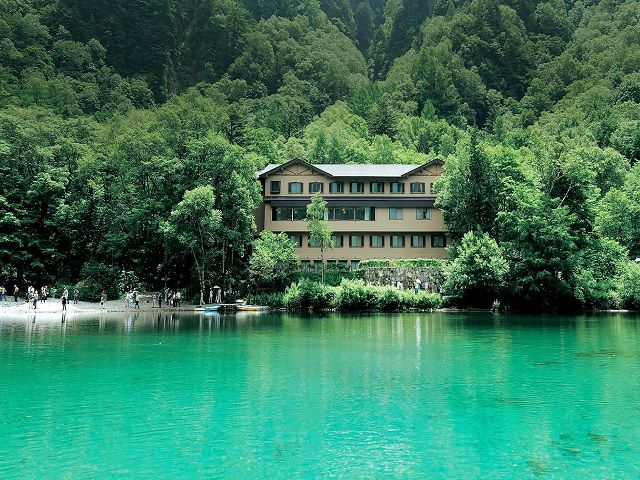 池のほとりに建つホテルで自然に癒されながらお仕事したい方、ぜひご応募ください！