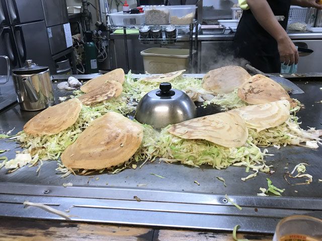 広島焼はパーツごとに鉄板全面を使って作られます。見ているだけでも楽しめます♪