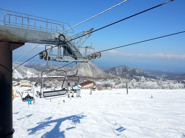 海の見えるゲレンデ！
快晴だけを選んで滑ベれる贅沢を経験しよう。