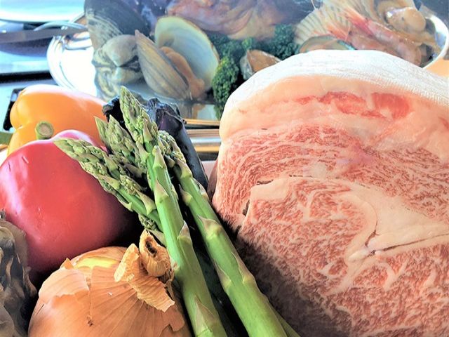 バイキング会場や和食処、鉄板焼店での接客です☆