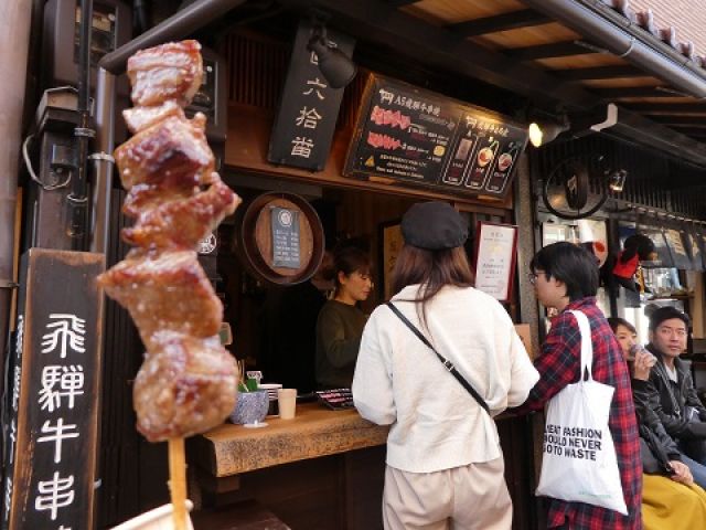 休みには高山観光もおすすめ!!食べ歩きに古い町並み探検など、海外の方にも人気の観光地です