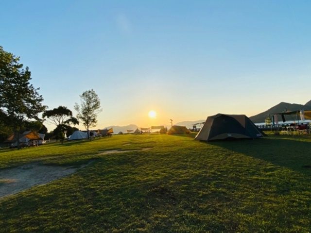 朝散歩が気持ちいい。海と空に映える太陽、きれいですよね。