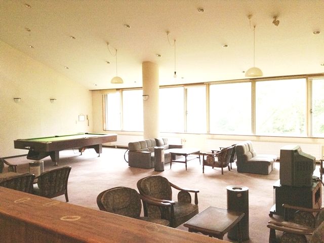 寮には仲間と歓談出来る共有スペースもあります☆