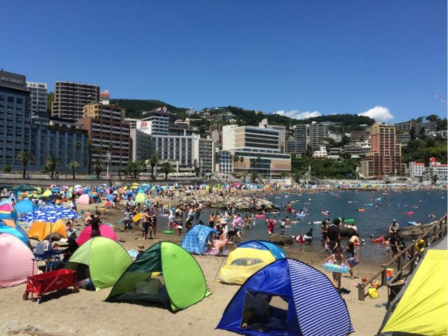 夏にはたくさんの人がくるビーチも