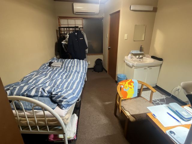 寮のお写真です。お手洗いも部屋内にありますよ。