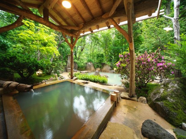 源泉100％かけ流しの温泉に毎日入る事が出来ます！　
日々の疲れを癒すことができますよ☆