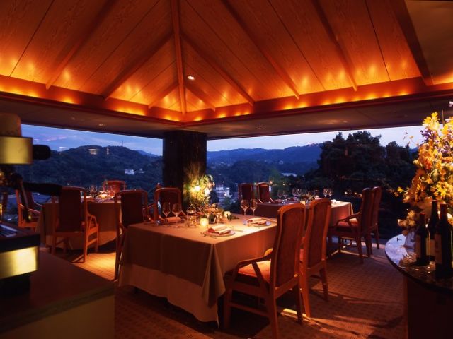 ホテル外観も風情ある和風旅館です。